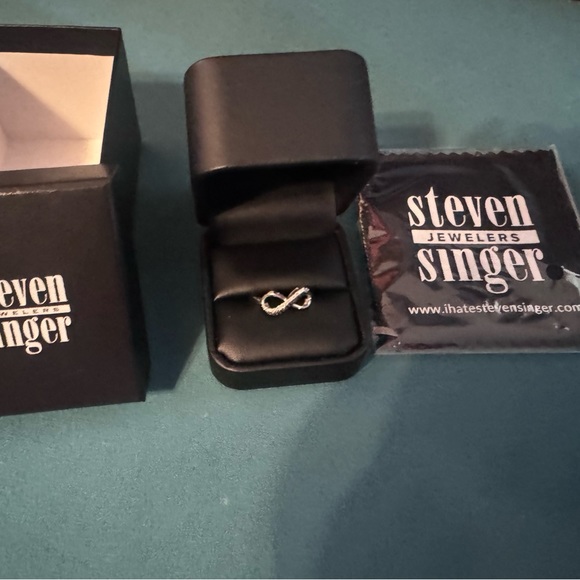 Size 8 Silver Legacy Infinity Ring with black and white diamonds - Picture 6 of 9